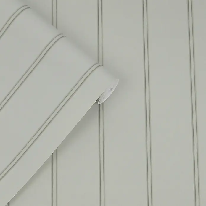 Holzvertäfelung -  - Hellgraue Tapetenrolle mit geprägtem vertikalen Paneeldesign, teilweise abgerollt, um das Muster zu zeigen.