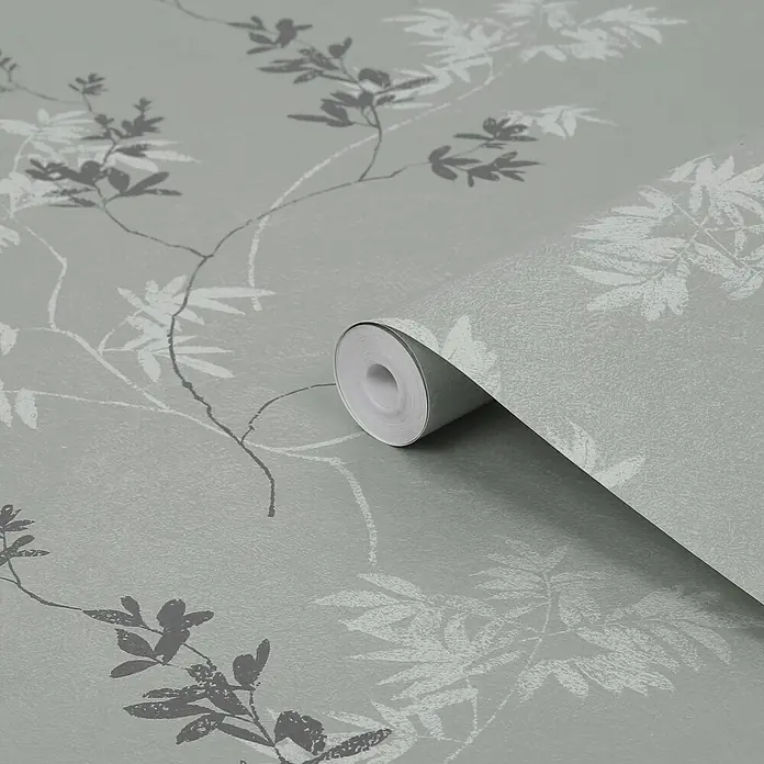 Laura Ashley Vliestapete Mari - Grün, Floral, 1.000 x 52 cm - Hellgrün-graue Tapetenrolle mit dezentem zweifarbigem Blattmuster, teilweise abgerollt.