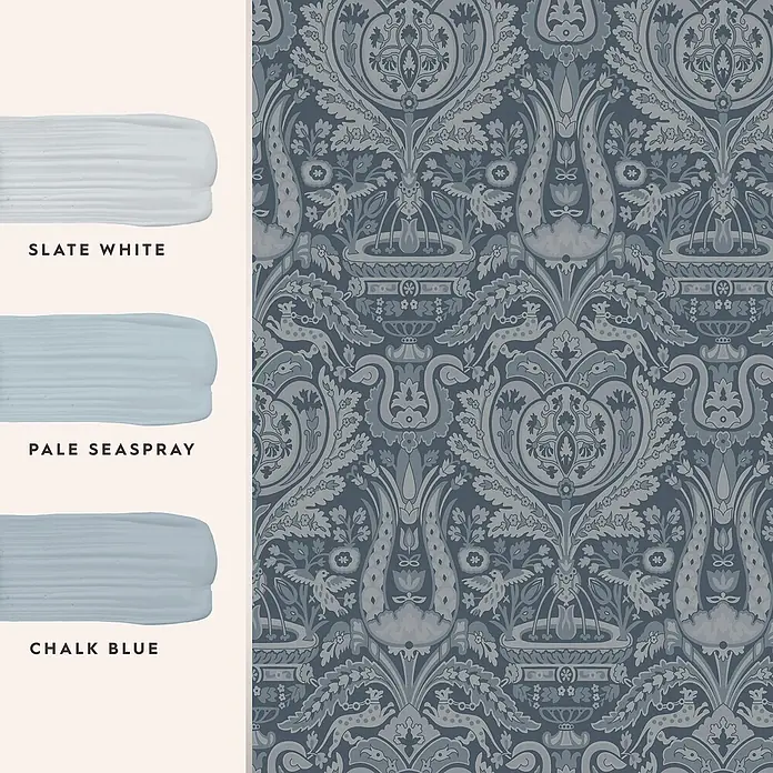 Laura Ashley Vliestapete Vliestapete Heraldic Damast - Blau, Sonstiges, 10 x 0,52 m - Farbproben: Schieferweiß, Blass-Meeresspray, Kreideblau, neben ornamentaler blau-grau gemusterter Tapete.