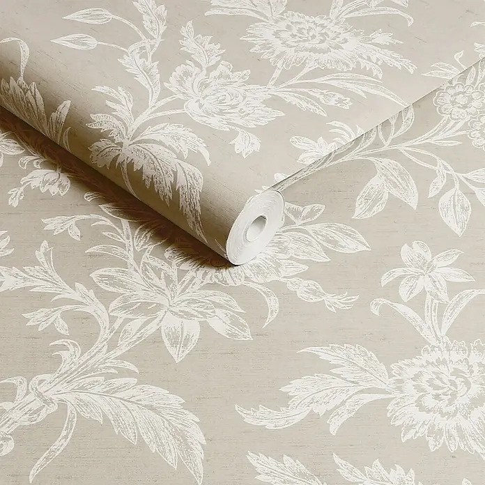 Laura Ashley Vliestapete Lloyd - Beige, Floral, 1.000 x 52 cm - Beige Tapete mit weißem Blumenmuster, teilweise abgerollt.