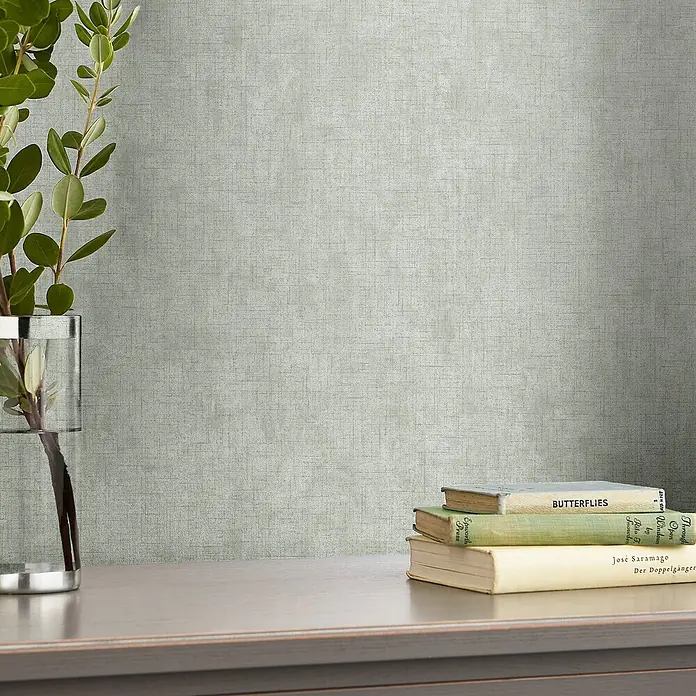 Laura Ashley Vliestapete Einfarbig - Grün, Uni, 1.000 x 52 cm - Salbeigrüner Struktur-Tapete mit subtilem Gewebemuster an einer Wand.
