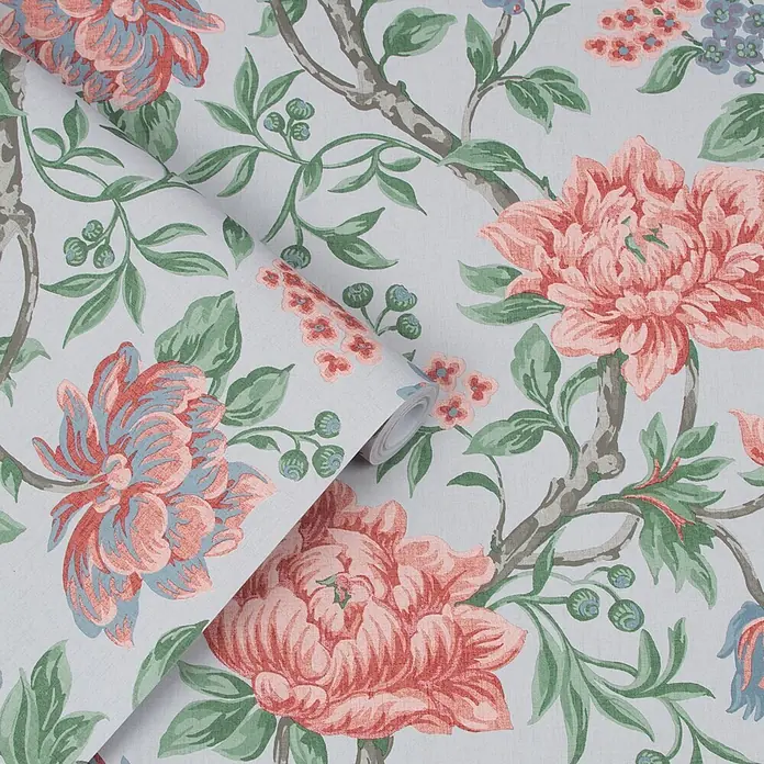 Laura Ashley Vliestapete Blumen - Grau, Floral, 1.000 x 52 cm - Blumentapetenrolle mit großen korallenfarbenen und blauen Blüten, grünen Blättern und braunen Ästen, die das Muster entfaltet.