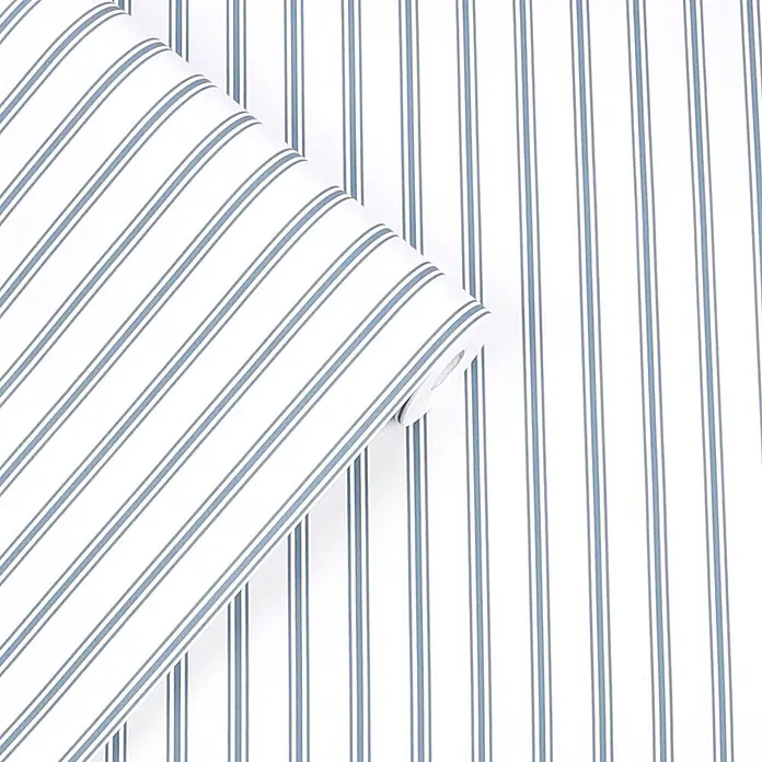Laura Ashley Vliestapete Bauernhaus Streifen - Blau, Streifen, 1.000 x 52 cm - Blau-weiß gestreifte Tapetenrolle, teilweise ausgerollt, um das Muster zu zeigen.