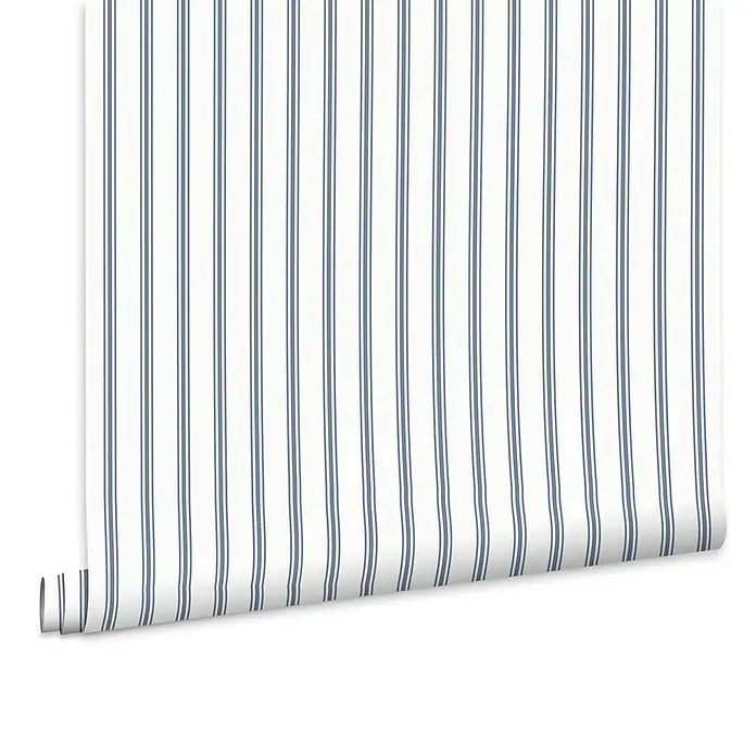 Laura Ashley Vliestapete Bauernhaus Streifen - Blau, Streifen, 1.000 x 52 cm - Teilweise abgerollte Tapetenrolle mit vertikalen blau-weißen Streifen.