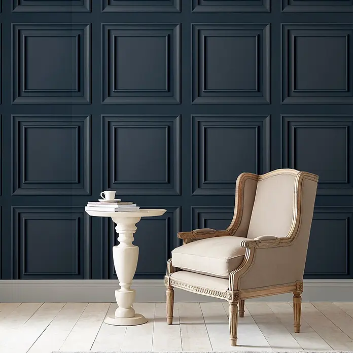 Laura Ashley Vliestapete Vliestapete Redbrook Holzplatte - Blau, Holzoptik - Dunkelblaue getäfelte Tapete, die eine elegante Kulisse in einem Raum schafft.