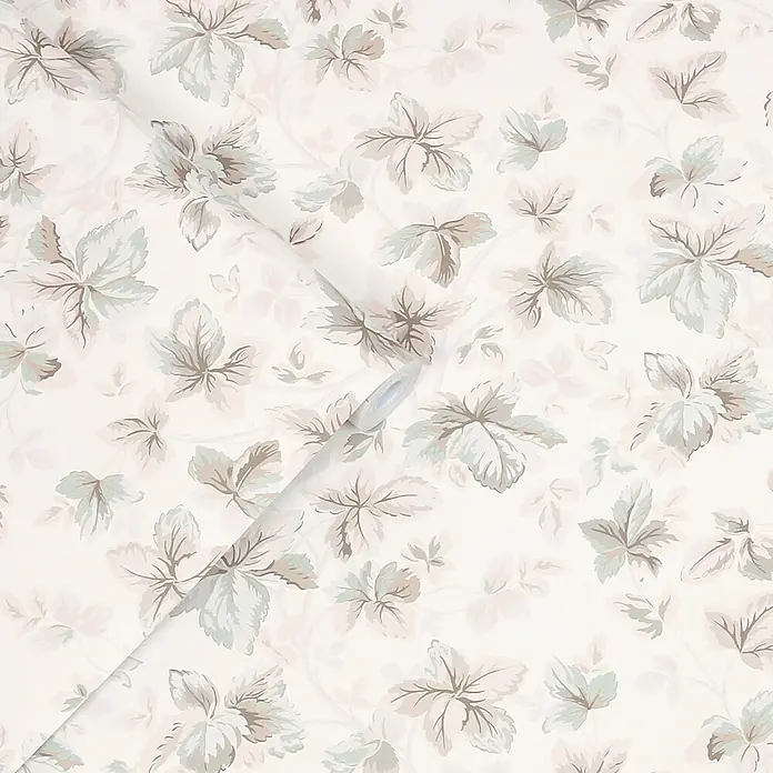 Laura Ashley Vliestapete Libelle Garten - Beige, Floral, 1.000 x 52 cm - Helles, cremefarbenes Textil mit zartem Blumen-Blattmuster in gedämpften Grün-, Grau- und Rosatönen, teilweise gerollt.
