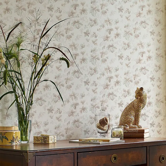 Laura Ashley Vliestapete Libelle Garten - Beige, Floral, 1.000 x 52 cm - Helle Tapete mit dezentem Blumenmuster aus Blättern in gedämpften Grün- und Brauntönen, die ein gemütliches Raumambiente schafft.