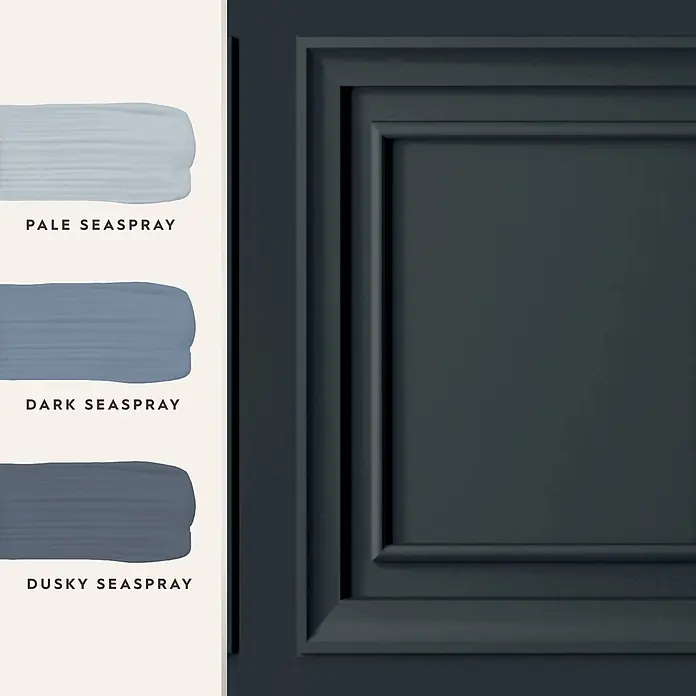 Laura Ashley Vliestapete Vliestapete Redbrook Holzplatte - Blau, Holzoptik - Drei blau-graue Farbmuster neben einer dunkelblau-grauen Platte mit erhabener Zierleiste.