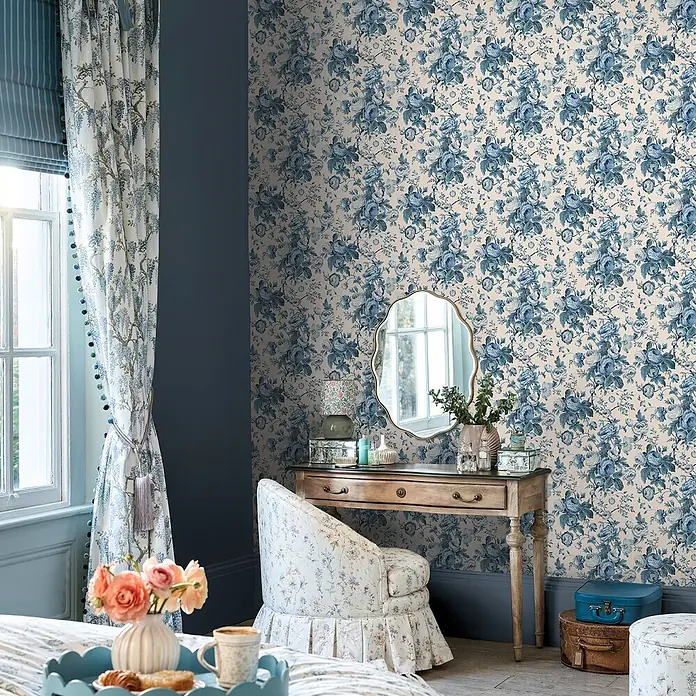 Laura Ashley Vliestapete elegante Rosen - Blau, Floral, 1.000 x 52 cm - Blaue Blumentapete mit Rosenmuster schmückt eine schicke Zimmerwand und verleiht einen Vintage-Charme.