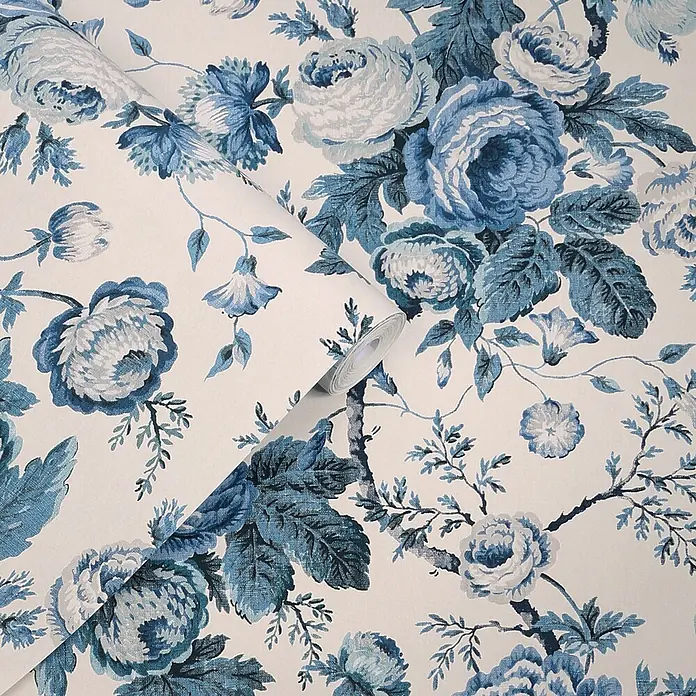 Laura Ashley Vliestapete elegante Rosen - Blau, Floral, 1.000 x 52 cm - Teilweise abgerollte Tapete mit blauem Blumenmuster.