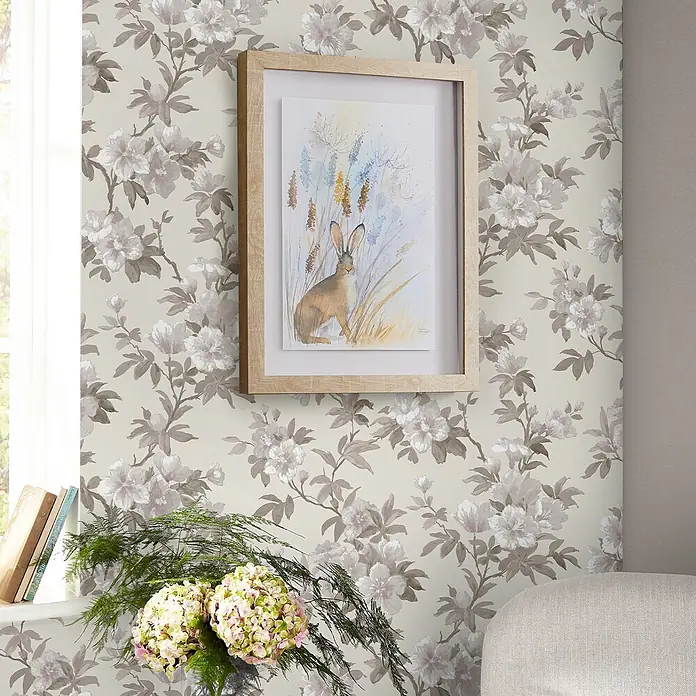 Laura Ashley Vliestapete Rosamund - Naturbelassen, Floral, 1.000 x 52 cm - Graue Blumentapete als natürliche Kulisse für ein gerahmtes Hasenbild und frische Blumen.