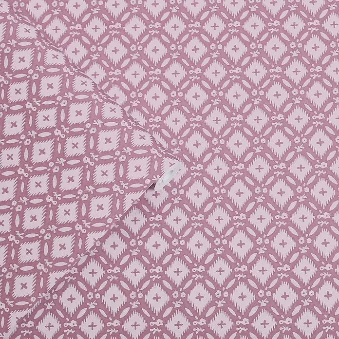 Laura Ashley Vliestapete Whitebrook - Rosa, Floral, 1.000 x 52 cm - Rosa Tapete mit aufgerollter Sektion, mit einem Ikat-Stil Rauten- und Kreuzmuster.