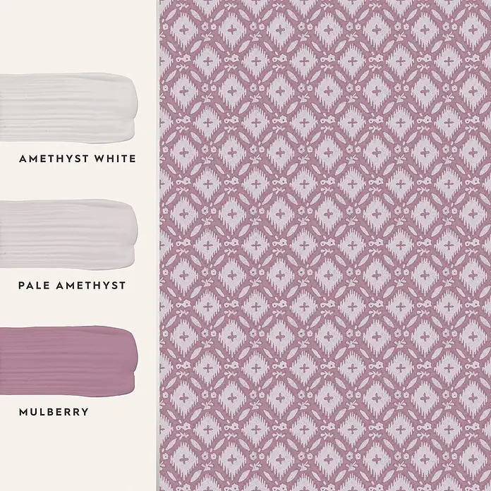 Laura Ashley Vliestapete Whitebrook - Rosa, Floral, 1.000 x 52 cm - Drei violette Farbproben: Amethyst White, Pale Amethyst, Mulberry, mit einem passenden violetten Ikat-Tapetenmuster.