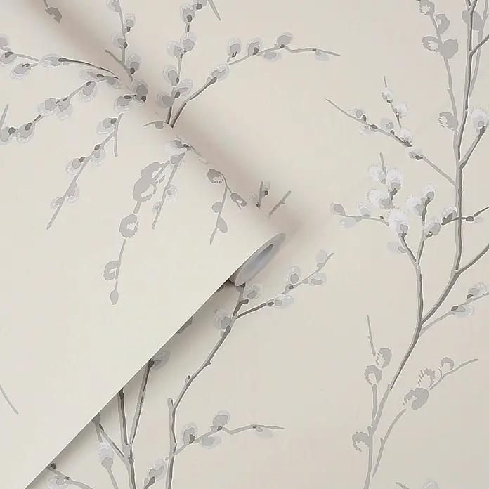 Laura Ashley Vliestapete Weidenkätzchen - Grau/Weiß, Floral, 1.000 x 52 cm - Tapetenrolle mit hellgrauen Weidenkätzchenzweigen auf cremefarbenem Hintergrund.