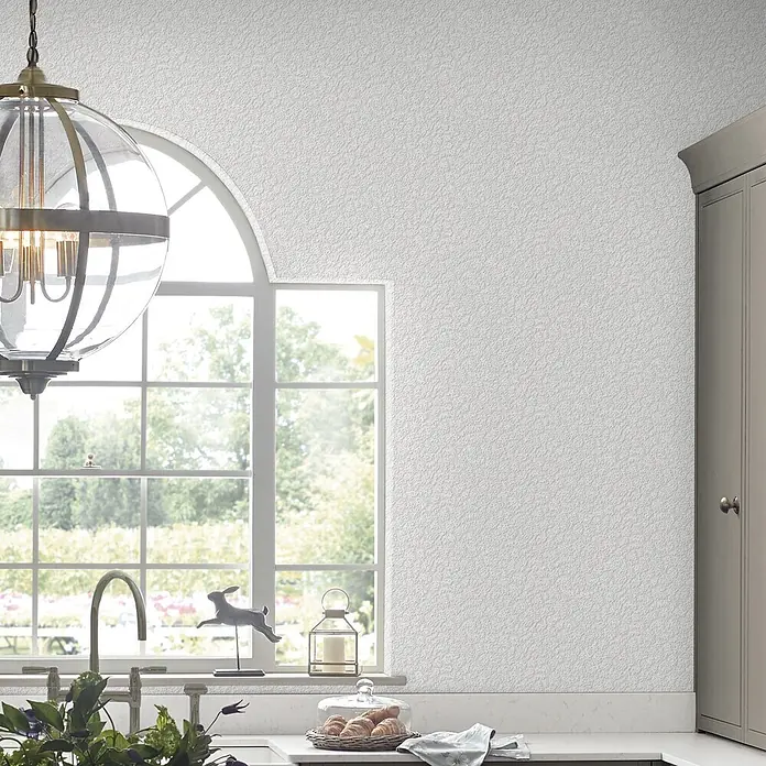 Laura Ashley Vliestapete Vliestapete Punktmuster - Weiß, Floral - Weiße Struktur-Tapete an einer Küchenwand. Das subtile Relief verleiht dem hellen Dekor Tiefe.