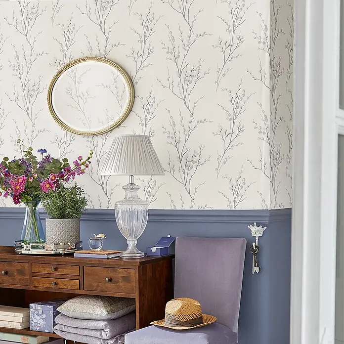 Laura Ashley Vliestapete Weidenkätzchen - Grau/Weiß, Floral, 1.000 x 52 cm - Helle Tapete mit zartem grauem Ast- und Knospenmuster in einem stilvollen Raum.
