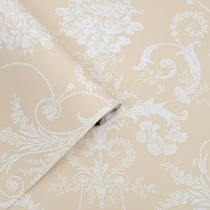 Laura Ashley Vliestapete Josette Damast - Leinen, Floral, 1.000 x 52 cm - Creme-Tapete mit aufwendigem weißem Blumen- und Damastmuster, teilweise abgerollt.