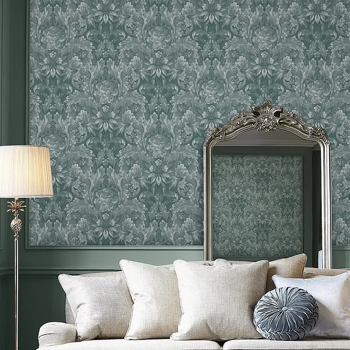 Laura Ashley Vliestapete Vliestapete Apolline - Grün, Floral, 10 x 0,52 m - Türkisfarbene Damast-Tapete an einer Wand über grüner Wandvertäfelung, mit Sofa, Spiegel und Lampe.