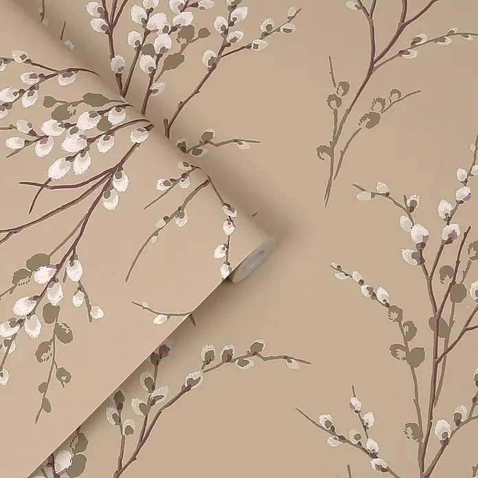 Laura Ashley Vliestapete Weidenkätzchen - Braun, Floral, 1.000 x 52 cm - Beige Tapete mit zartem Weidenkätzchenmuster in Weiß, Hellgrau und Dunkellila, teilweise abgerollt.