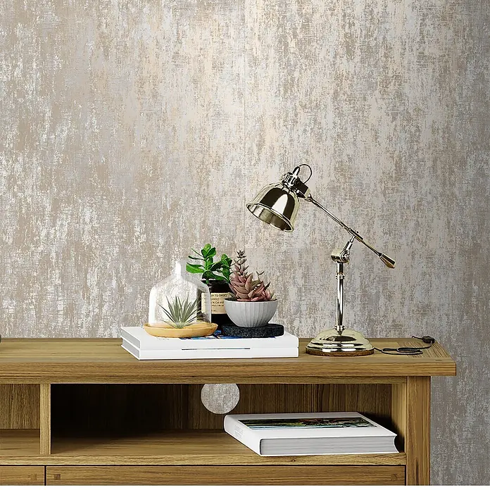 Laura Ashley Vliestapete Whinfell - Beige, Uni, 1.000 x 52 cm - Metallisch gold-silberne Vintage-Tapete mit abstraktem, texturiertem Muster an einer Wand.