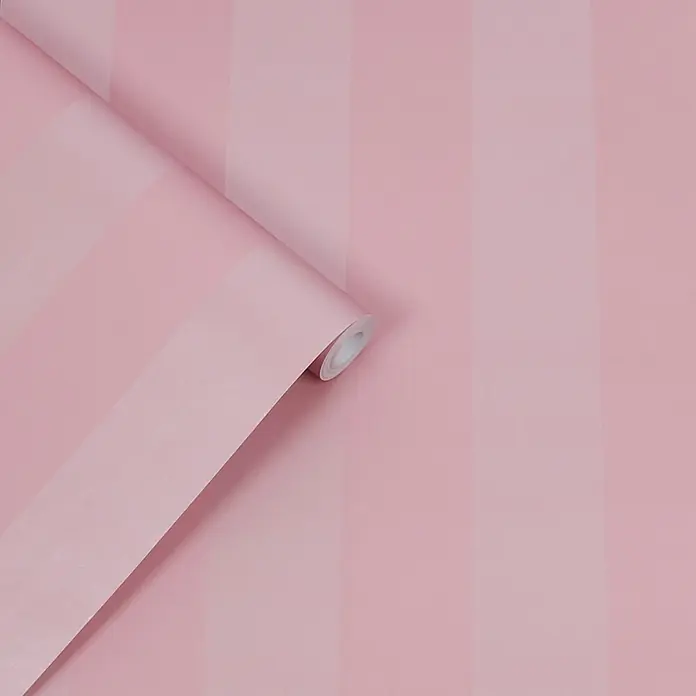 Laura Ashley Vliestapete Perlmuttstreifen - Rosa, Streifen, 1.000 x 52 cm - Rosa gestreifte Tapetenrolle, teilweise abgerollt, mit abwechselnd hellen und dunklen rosa vertikalen Streifen.