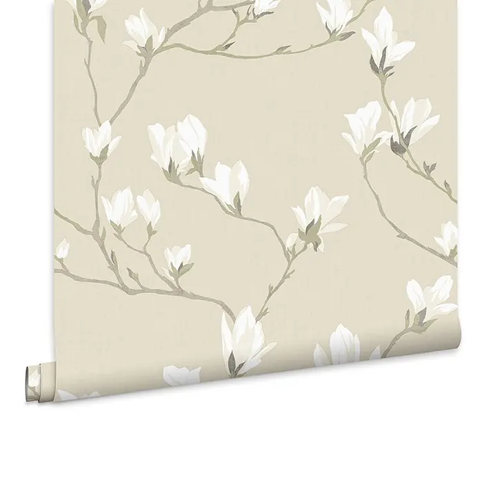 Laura Ashley Vliestapete Magnolienhain - Beige/Weiß, Floral, 1.000 x 52 cm - Beige Tapete mit weißen Magnolienblüten und hellgrauen Ästen, teilweise aufgerollt.