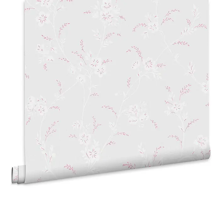 Laura Ashley Vliestapete Eva - Grau, Floral, 1.000 x 52 cm - Rolle hellgraue Tapete mit zartem Muster aus weißen Blüten und rosa Blättern, teilweise abgerollt.