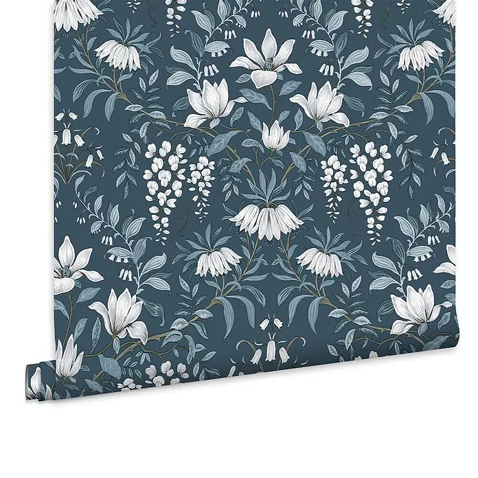 Laura Ashley Vliestapete Vintage Blumen - Blau, Floral, 1.000 x 52 cm - Gerollte dunkelblaue Tapete mit einem aufwendigen Muster aus weißen Blüten und blaugrünen Blättern.