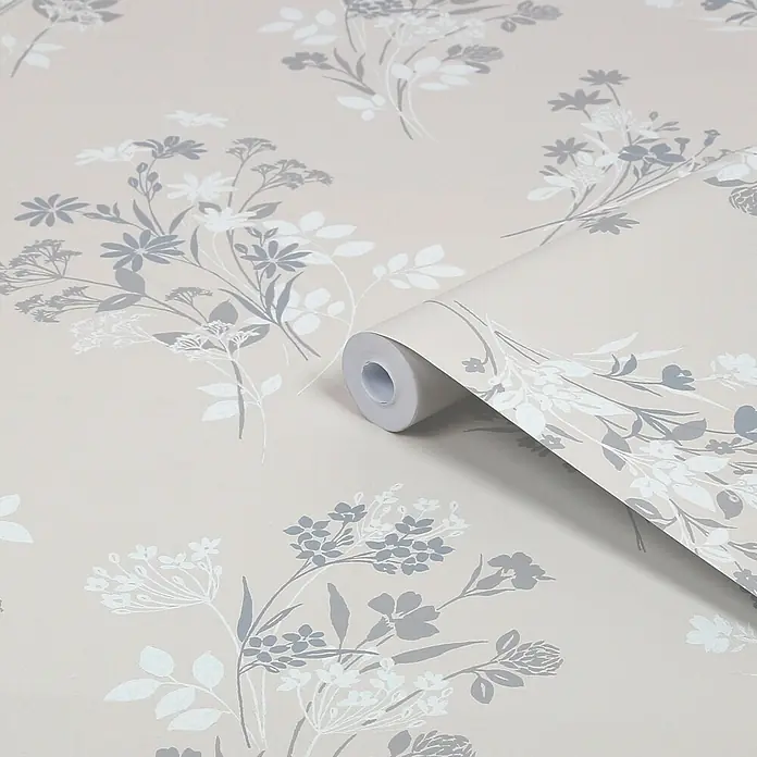 Laura Ashley Vliestapete Igerna Wiesenkerbel - Beige, Floral, 1.000 x 52 cm - Tapetenrolle mit zartem Muster aus hellgrauen und weißen Wildblumen auf beigem Hintergrund.