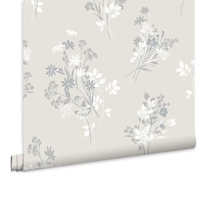 Laura Ashley Vliestapete Igerna Wiesenkerbel - Beige, Floral, 1.000 x 52 cm - Helle beige Tapetenrolle mit weißem und grauem Blumenmuster, teilweise abgerollt.