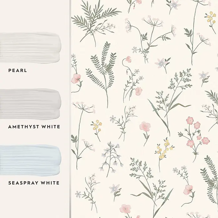 Laura Ashley Vliestapete Bauernhof - Rosa, Floral, 1.000 x 52 cm - Drei Farbmuster: Pearl, Amethyst White, Seaspray White, gezeigt mit einem zarten Blumenmuster mit grünen Stielen und zarten rosa, gelben, blauen Blüten.