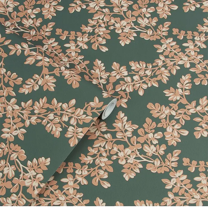 Laura Ashley Vliestapete Burnham - Dunkelgrün, Floral, 1.000 x 52 cm - Dunkeltürkise Tapete mit hellbraunem und beigem botanischem Muster aus Ästen und Blättern, teilweise abgerollt.