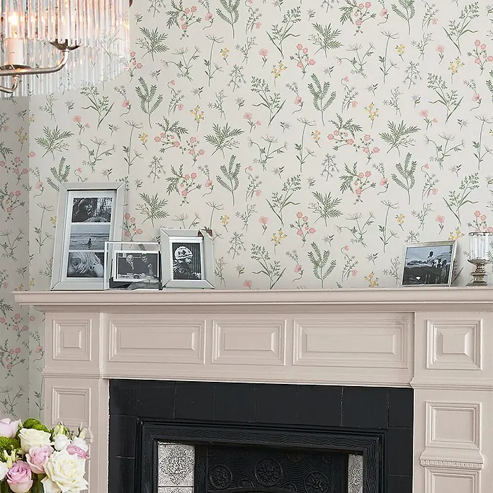 Laura Ashley Vliestapete Bauernhof - Rosa, Floral, 1.000 x 52 cm - Zarte Blumentapete mit rosa, grünen und gelben Wildblumen, die die Raumdekoration verschönert.