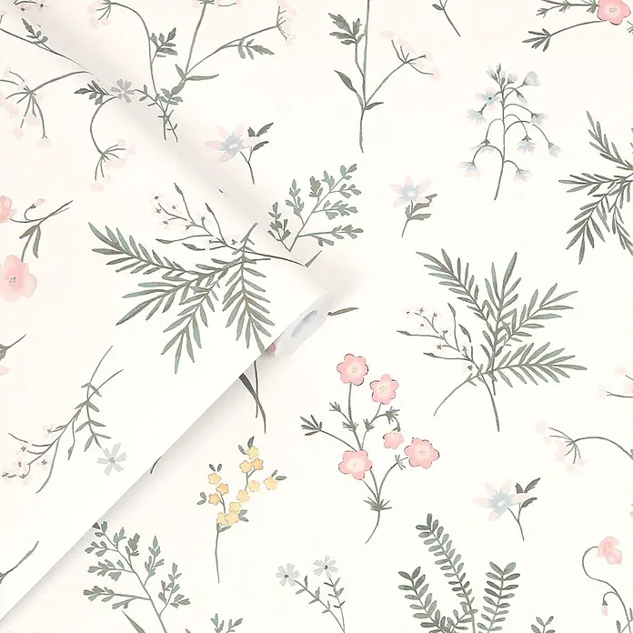 Laura Ashley Vliestapete Bauernhof - Rosa, Floral, 1.000 x 52 cm - Teilweise abgerollte Tapetenrolle mit weißem Hintergrund und zarten botanischen Mustern in Rosa, Blau, Gelb und Grün.