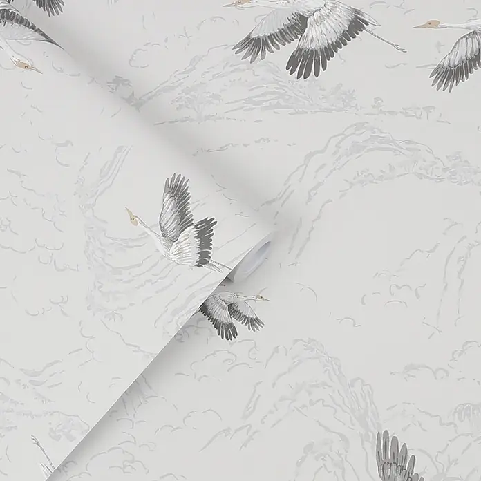 Laura Ashley Vliestapete Animalia - Silber, Tieroptik, 1.000 x 52 cm - Helle grau-weiße Tapete mit fliegenden Kranichen und subtilen Berglandschaften.