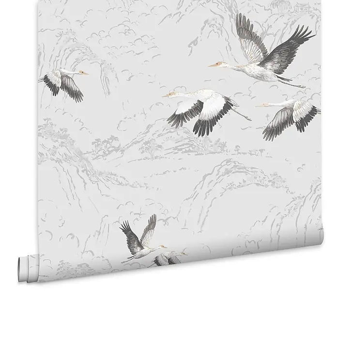 Laura Ashley Vliestapete Animalia - Silber, Tieroptik, 1.000 x 52 cm - Tapetenrolle mit einem ruhigen Grau-Weiß-Muster von fliegenden Kranichen, Bergen und Wolken, mit dezenten Beige-Akzenten.
