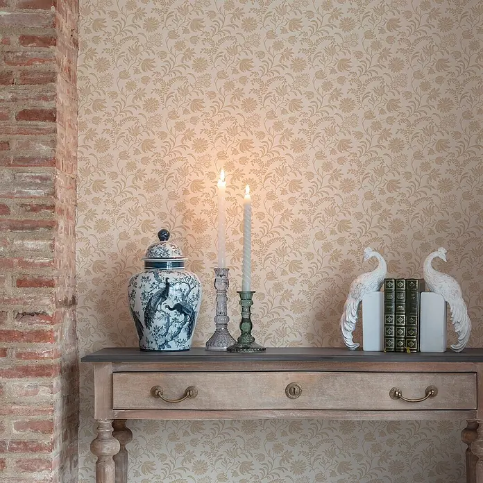 Laura Ashley Vliestapete Hemingway Blumen - Braun/Karamell, Floral, 1.000 x 52 cm - Helle beige Tapete mit aufwendigem Blumenmuster, als Hintergrund für eine Konsole mit Dekoration.