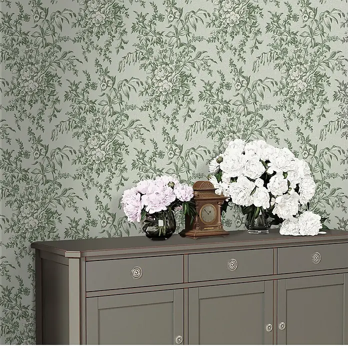Laura Ashley Vliestapete Vliestapete Picardie - Salbeigrün, Floral, 10 x 0,52 m - Graue Konsole mit dekorativen Griffen, geschmückt mit Blumensträußen und einer Uhr.