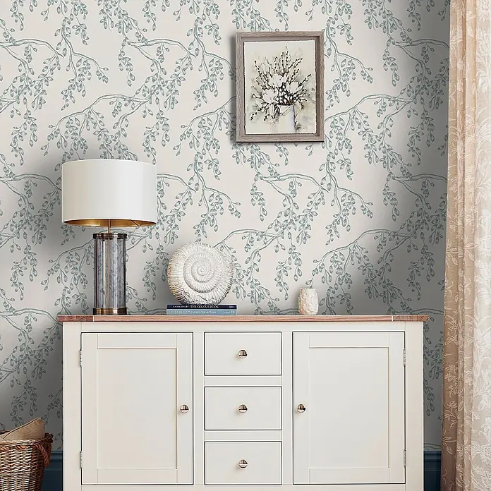 Laura Ashley Vliestapete Weidenzweige - Blau, Floral, 1.000 x 52 cm - Tapete mit hellem Hintergrund und zartem blau-grauem Blattzweigmuster.