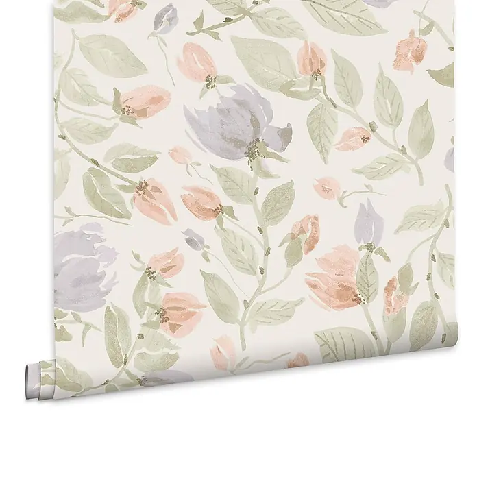 Laura Ashley Vliestapete Orisia-Pfingstrose - Grün, Floral, 1.000 x 52 cm - Tapetenrolle mit zartem Aquarell-Blumenmuster in Pfirsich, Lavendel und Salbeigrün auf cremeweißem Hintergrund, teilweise abgerollt.
