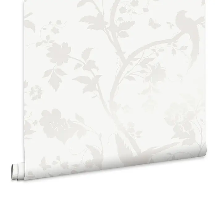 Laura Ashley Vliestapete orientalischer Garten - Weiß, Floral, 1.000 x 52 cm - Weiße Tapetenrolle mit dezentem hellgrauem botanischem Muster, teilweise abgerollt.