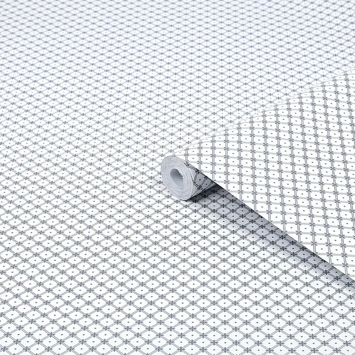 Laura Ashley Vliestapete Vliestapete Korbflechterei - Blau, Ornament, 1.000 x 52 cm - Weiße Tapete mit grauem geometrischem Gitter und kleinem Stern-/Punktmuster, teilweise von einer Rolle abgerollt.
