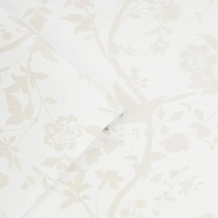 Laura Ashley Vliestapete orientalischer Garten - Weiß, Floral, 1.000 x 52 cm - Weiße Tapetenrolle mit dezentem hellbeigem Blumen-, Blatt- und Vogelmuster, teilweise ausgerollt.