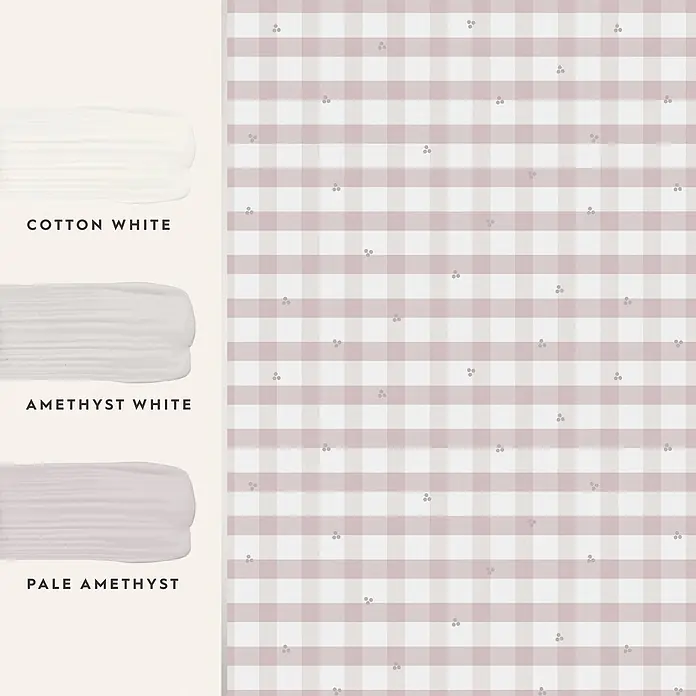 Laura Ashley Vliestapete Gingham - Rosa, Floral, 1.000 x 52 cm - Drei Farbmuster (Cotton White, Amethyst White, Pale Amethyst) neben einem passenden hellvioletten und weißen Vichy-Muster mit kleinen Punktgruppen.