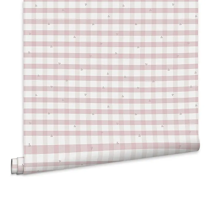 Laura Ashley Vliestapete Gingham - Rosa, Floral, 1.000 x 52 cm - Rosafarbene und weiße Gingham-Tapetenrolle mit kleinen Beerenmotiven, teilweise abgerollt.