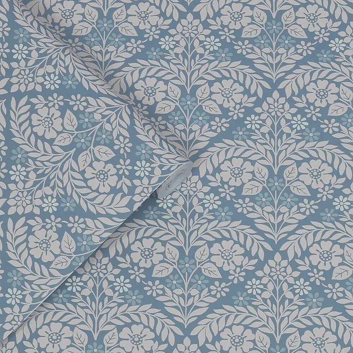 Laura Ashley Vliestapete Margam - Blau, Floral, 1.000 x 52 cm - Blaue Tapetenrolle mit weißem und hellblauem Blumenmuster.