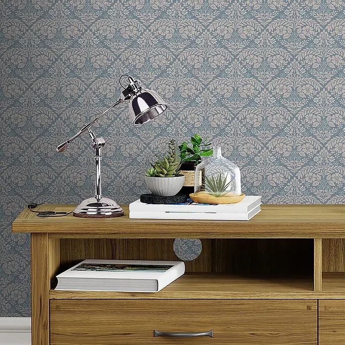 Laura Ashley Vliestapete Margam - Blau, Floral, 1.000 x 52 cm - Gemusterte Tapete mit sich wiederholendem blau-grauem Hintergrund und gedämpften beigen und hellblauen Blumenmustern.