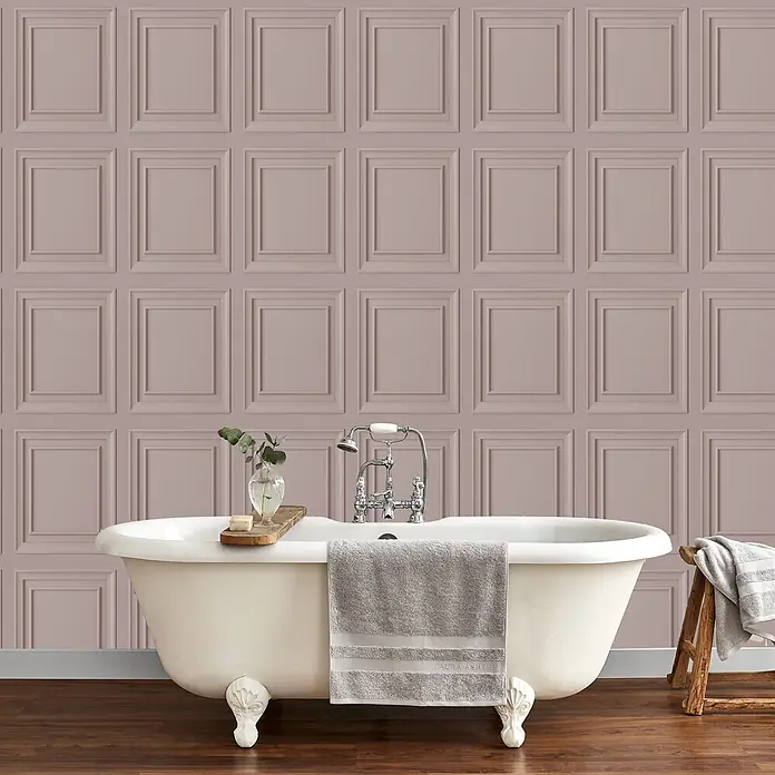 Laura Ashley Vliestapete Redbrook Holzplatte - Rosa, Floral, 1.000 x 52 cm - Staubrosafarbene Wandpaneel-Tapete in einem Badezimmer, mit geprägten rechteckigen Paneelen hinter einer weißen Klauenfußwanne.