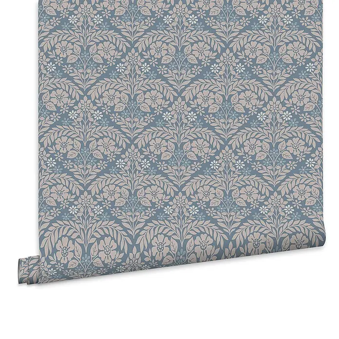 Laura Ashley Vliestapete Margam - Blau, Floral, 1.000 x 52 cm - Tapetenrolle mit blauem Hintergrund und wiederkehrendem Muster aus beigen und hellblauen Blumen- und Blattmotiven.
