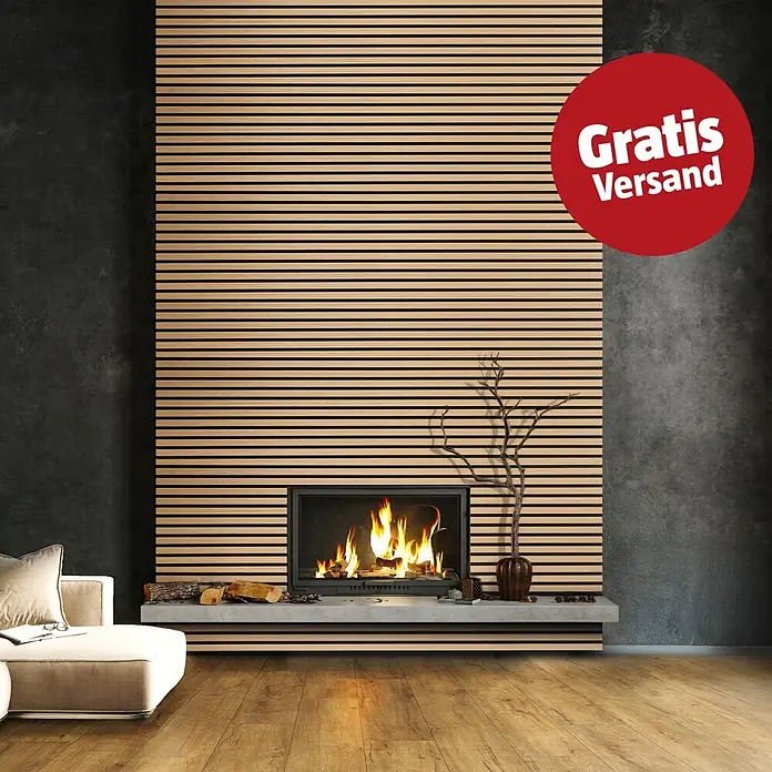 FibroTech Akustikpaneel Quanti - Light Oak, 2.440 x 520 x 18 mm - Modernes Wohnzimmer mit Holzlamellenwand, integriertem Kamin und Betonherdplatte.